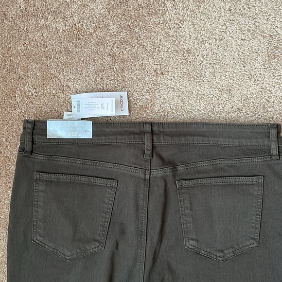 NWT Chico’s Slimming Paisley Hem Ankle Jeans - Picture 10 of 13